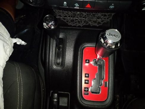 Used 2017 Jeep Wrangler Unlimited Sahara w/ Connectivity Group AWD/4WD image 7