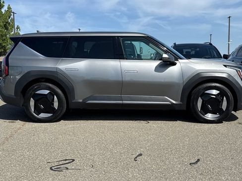 Certified 2024 Kia EV9 Light Long Range RWD image 3