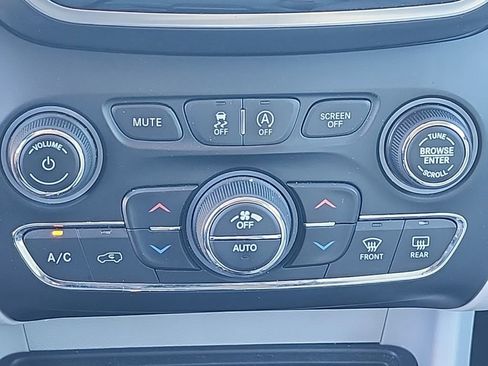 Used 2020 Jeep Cherokee Limited image 7