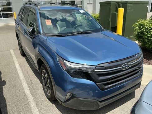 Used 2025 Subaru Forester Premium AWD/4WD image 3