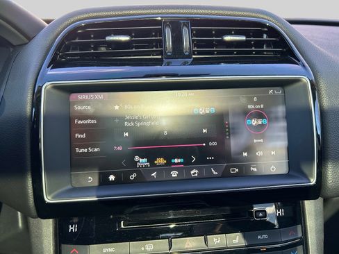 Used 2017 Jaguar F-PACE Prestige image 24