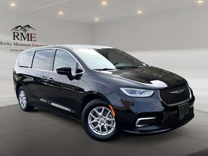 Used 2025 Chrysler Pacifica Select