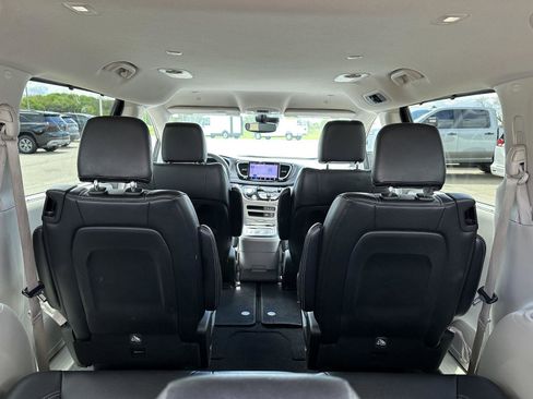 Used 2022 Chrysler Pacifica Touring-L FWD image 7