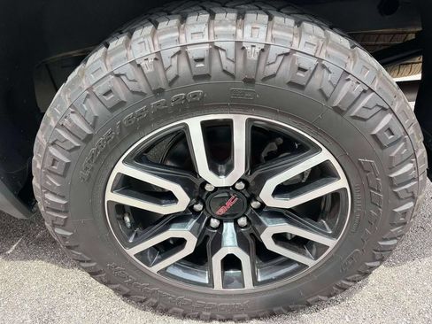 Used 2024 GMC Sierra 1500 AT4 w/ Technology Package AWD/4WD image 12