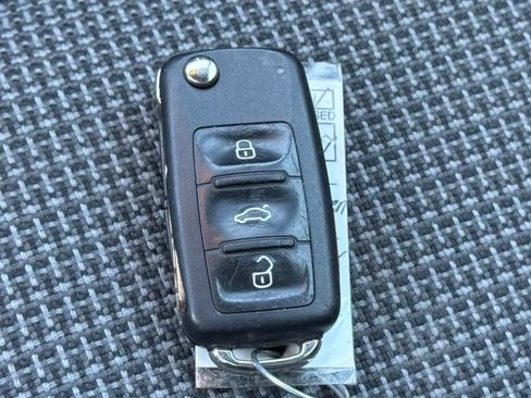 Used 2018 Volkswagen Beetle 2.0T S FWD image 21