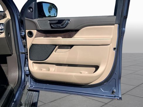 Used 2023 Lincoln Navigator 4WD image 23