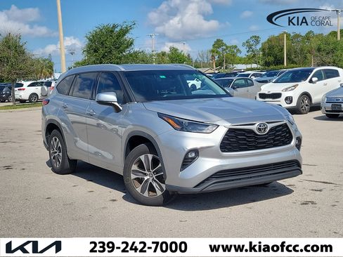 Used 2022 Toyota Highlander XLE FWD image 1