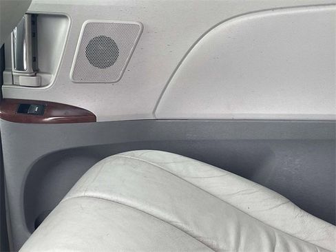 Used 2014 Toyota Sienna XLE image 25