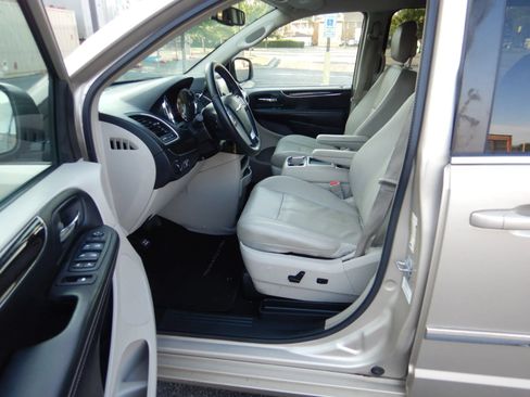 Used 2013 Chrysler Town & Country Touring FWD image 11