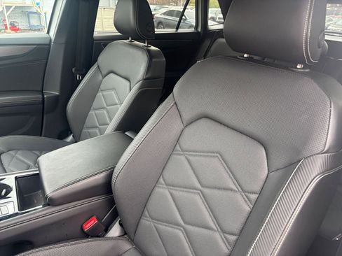 Used 2025 Volkswagen Atlas Cross Sport SE image 34