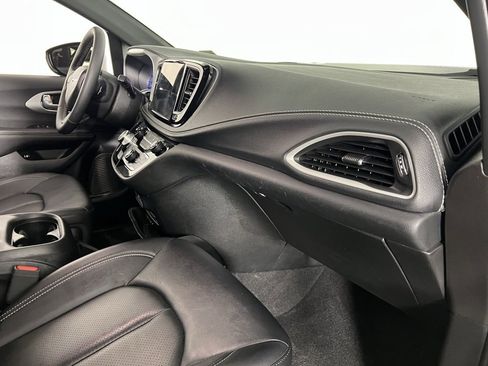 Certified 2024 Chrysler Pacifica Limited image 33
