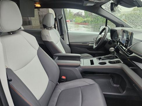Used 2022 Toyota Sienna XSE FWD image 11