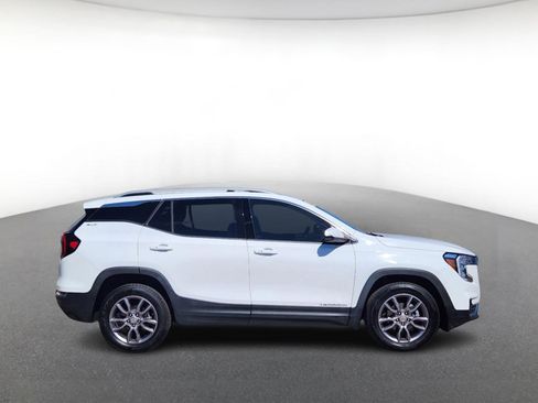 Used 2024 GMC Terrain SLT image 2