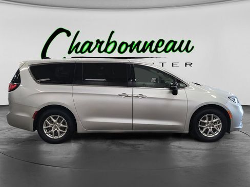 Used 2024 Chrysler Pacifica Touring-L FWD image 6