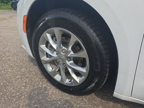 Used 2021 Chrysler Pacifica Touring-L FWD image 10