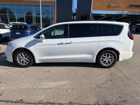 Used 2022 Chrysler Pacifica Touring-L image 2