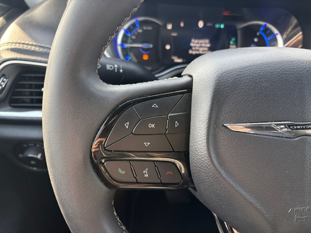 Used 2024 Chrysler Pacifica Premium FWD image 15