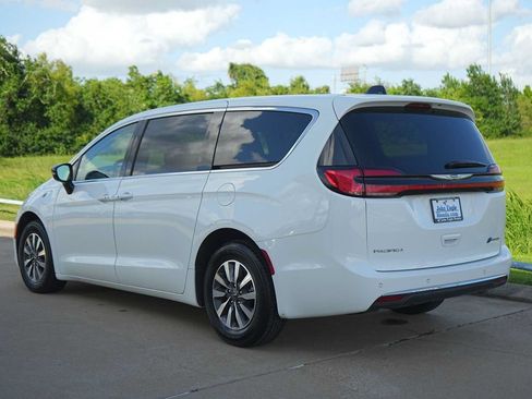 Used 2024 Chrysler Pacifica Limited FWD image 4