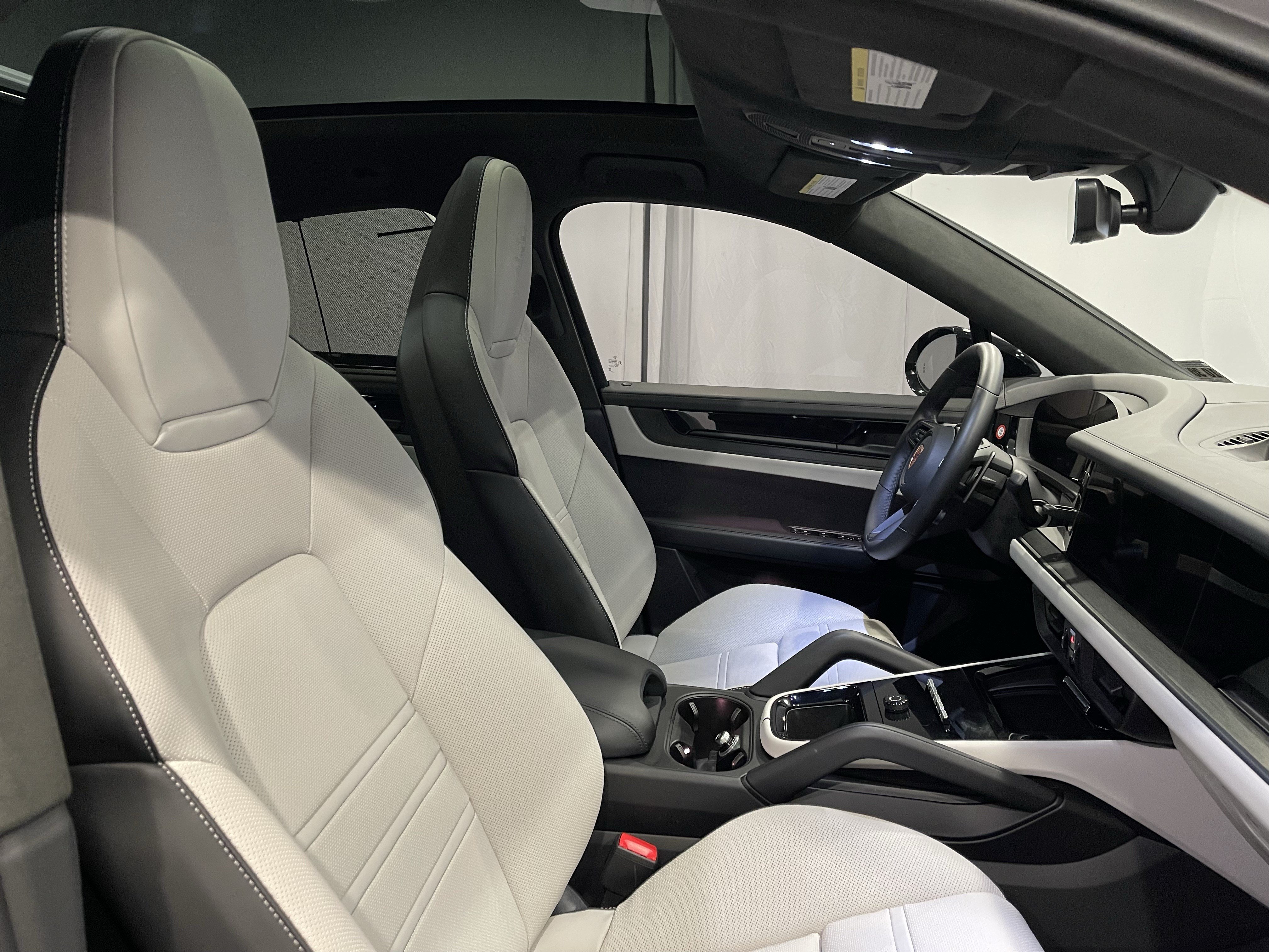 Used 2025 Porsche Cayenne GTS AWD/4WD image 15
