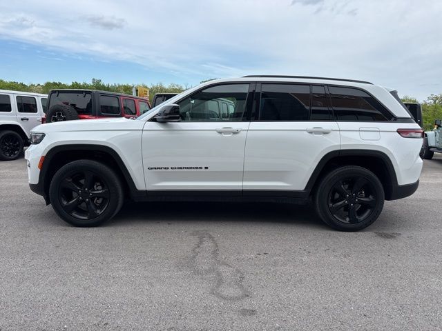 Used 2023 Jeep Grand Cherokee Altitude AWD/4WD image 6