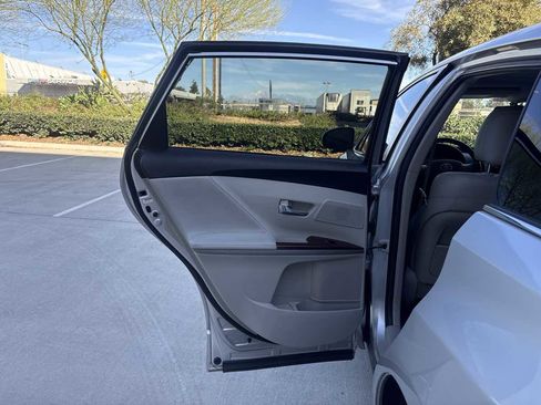 Used 2011 Toyota Venza w/ Leather Pkg image 11