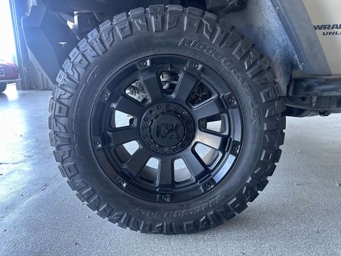 Used 2017 Jeep Wrangler Unlimited Rubicon image 38