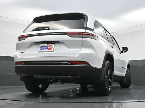 Used 2022 Jeep Grand Cherokee Altitude AWD/4WD image 32