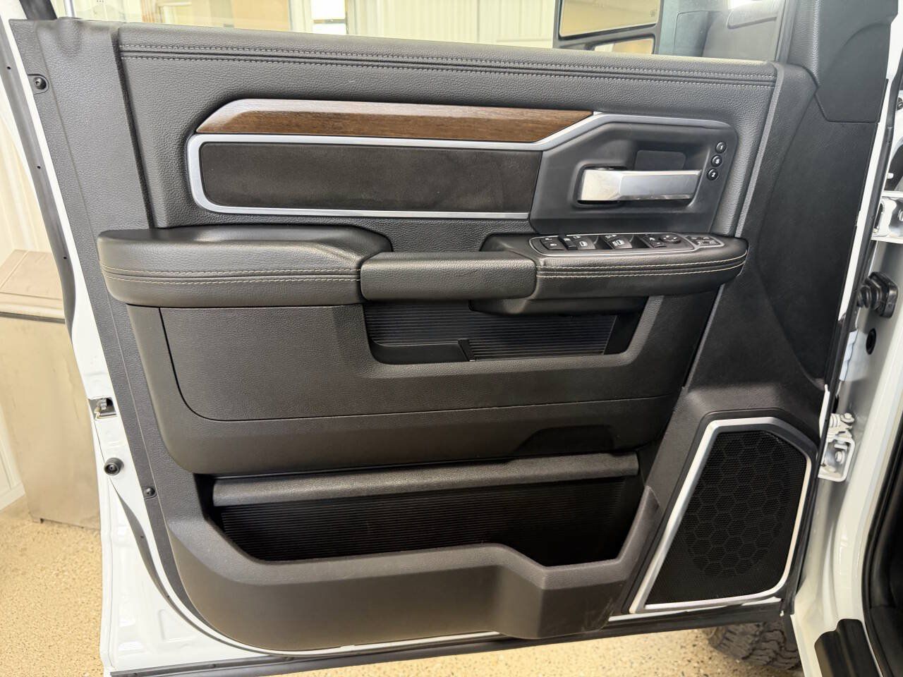 Used 2024 RAM 2500 Laramie w/ Safety Group AWD/4WD image 18