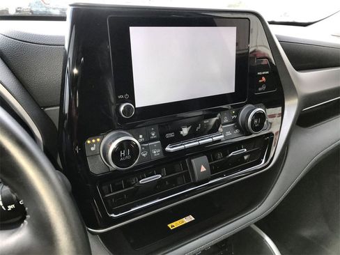 Used 2024 Toyota Highlander XLE image 16