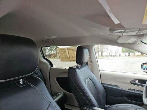 Used 2024 Chrysler Pacifica Touring-L FWD image 13
