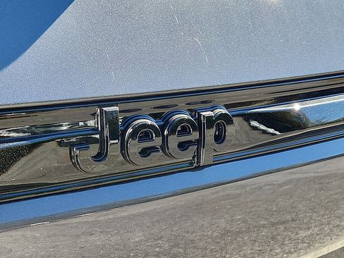 New 2025 Jeep Grand Cherokee Altitude image 19