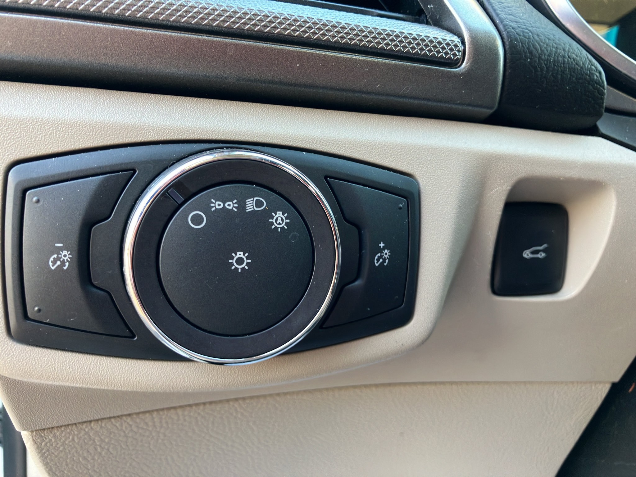 Used 2018 Ford Fusion SE FWD image 14