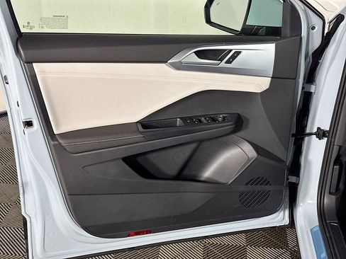 New 2025 Volkswagen Taos SE image 10