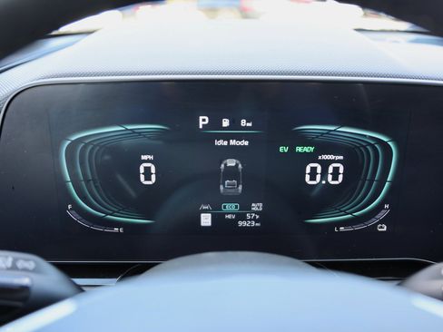 Used 2024 Kia Niro SX Touring image 38