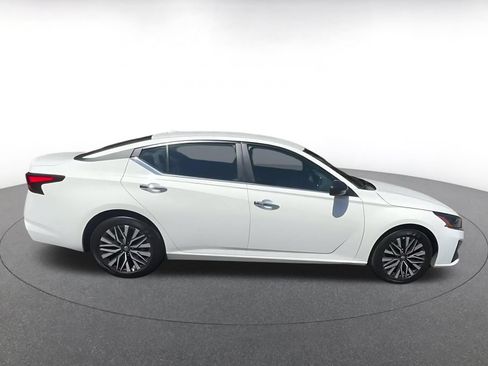Used 2025 Nissan Altima 2.5 SV FWD image 14