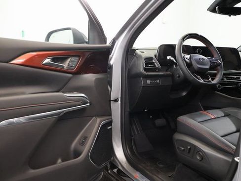 New 2026 Chevrolet Traverse RS w/ LPO, Floor Liner Package AWD/4WD image 9