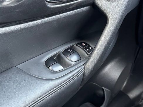 Used 2018 Nissan Rogue SV image 30