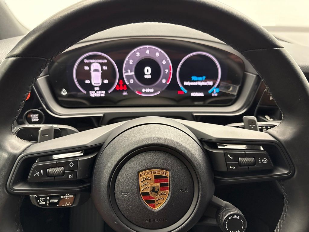 Certified 2024 Porsche Cayenne AWD/4WD image 31