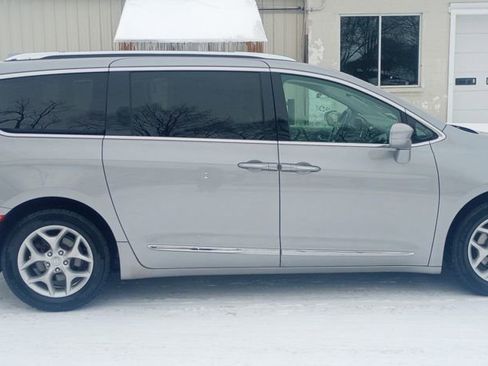 Used 2018 Chrysler Pacifica Touring-L Plus w/ Tire & Wheel Group image 10