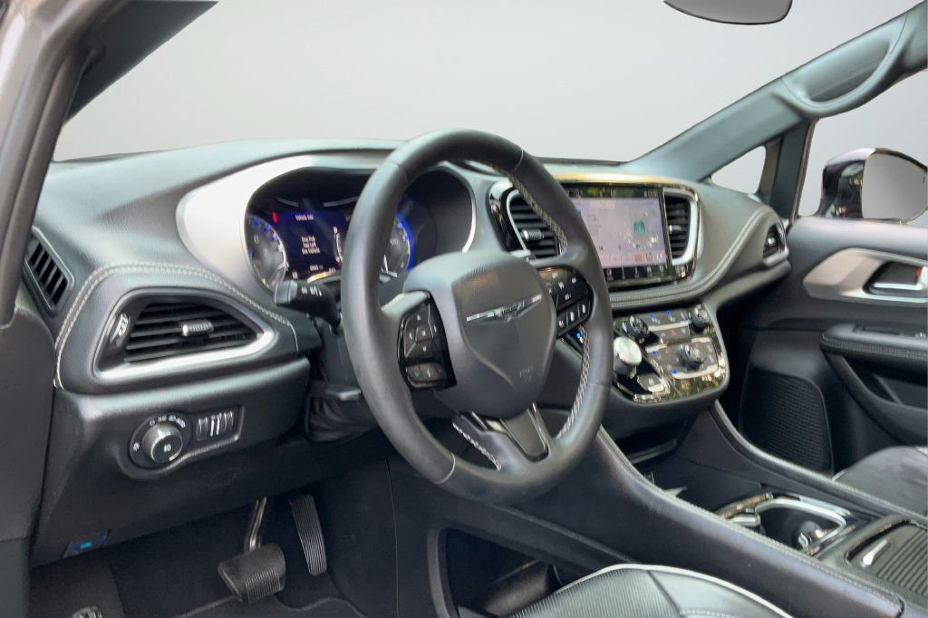 Used 2025 Chrysler Pacifica Limited FWD image 23