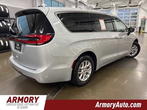 Used 2024 Chrysler Pacifica Touring-L image 4