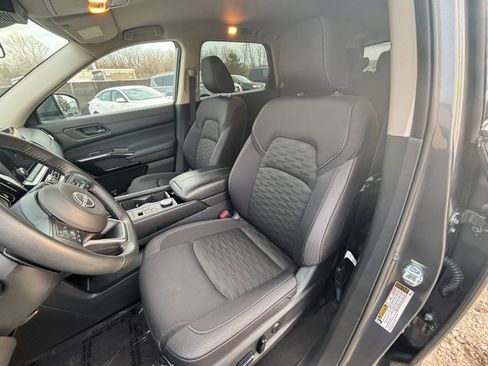 Used 2025 Nissan Pathfinder SV image 36
