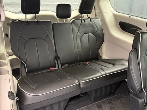 Used 2022 Chrysler Pacifica Limited FWD image 50