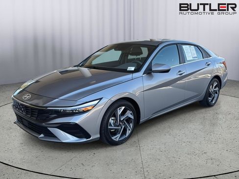 Used 2025 Hyundai Elantra SEL image 2