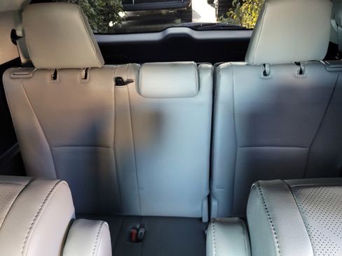 Used 2024 Toyota Highlander Platinum image 18