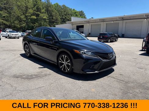 Used 2019 Toyota Camry SE FWD image 1