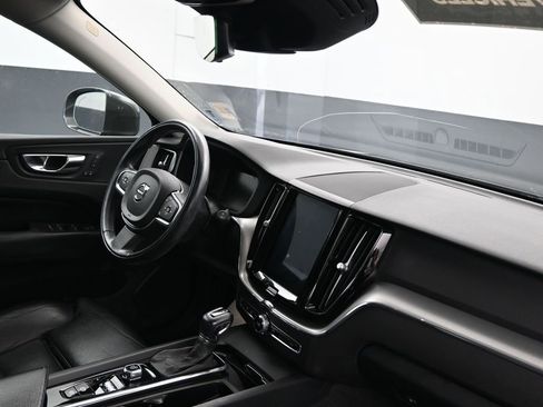 Used 2019 Volvo XC60 T5 Momentum w/ Premium Package image 12