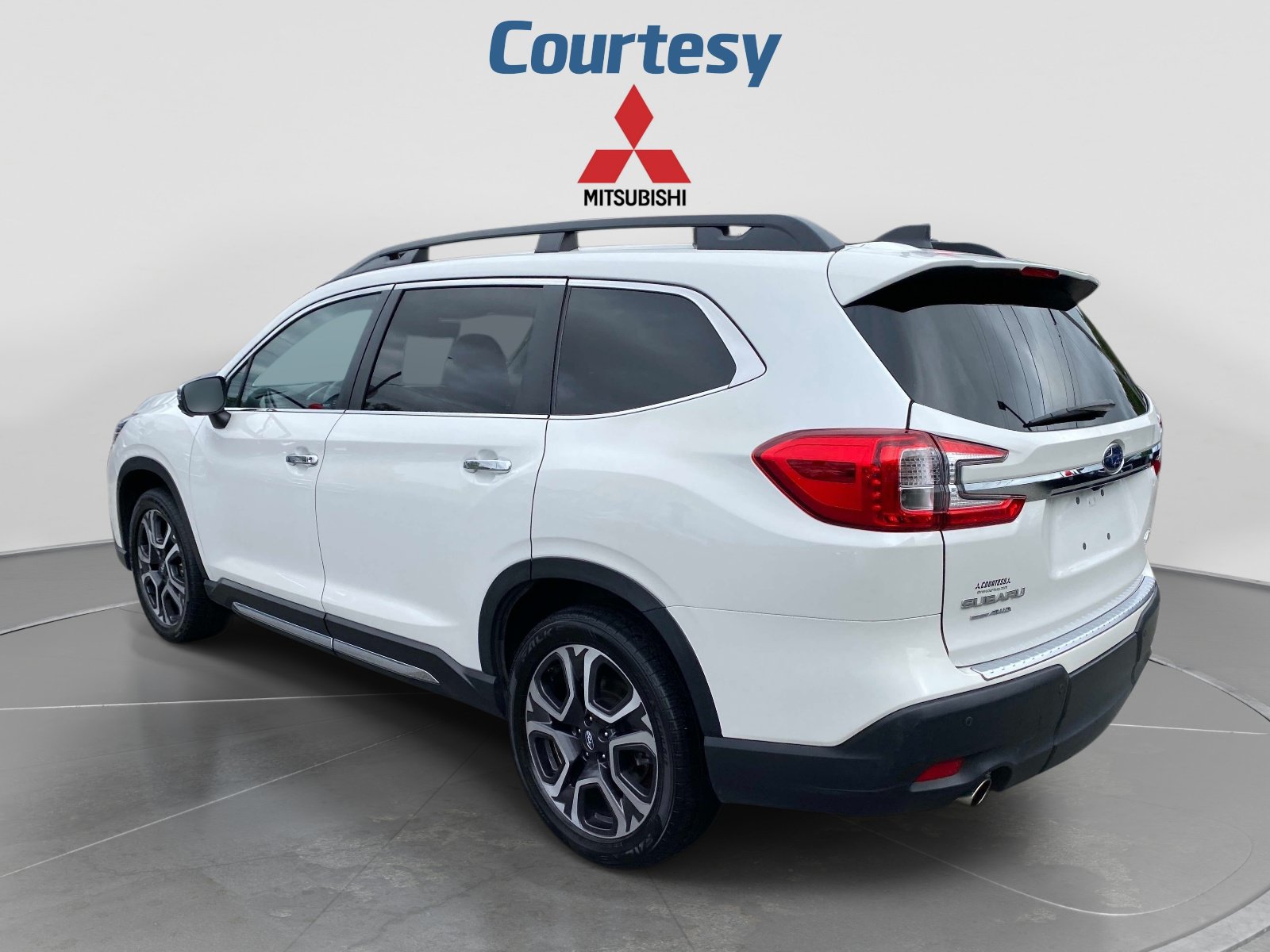 Used 2023 Subaru Ascent Touring AWD/4WD image 3
