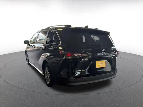 Used 2025 Toyota Sienna XLE FWD image 10
