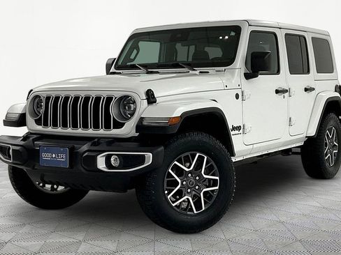 Used 2025 Jeep Wrangler Unlimited Sahara AWD/4WD image 3